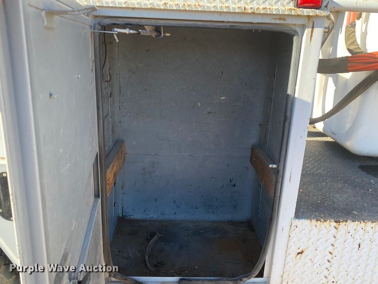 image for item DN6607 2000 Ford F550 Super Duty XL  bucket truck