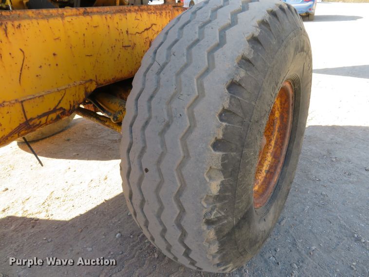 image for item FB9751 1984 John Deere 710B  backhoe