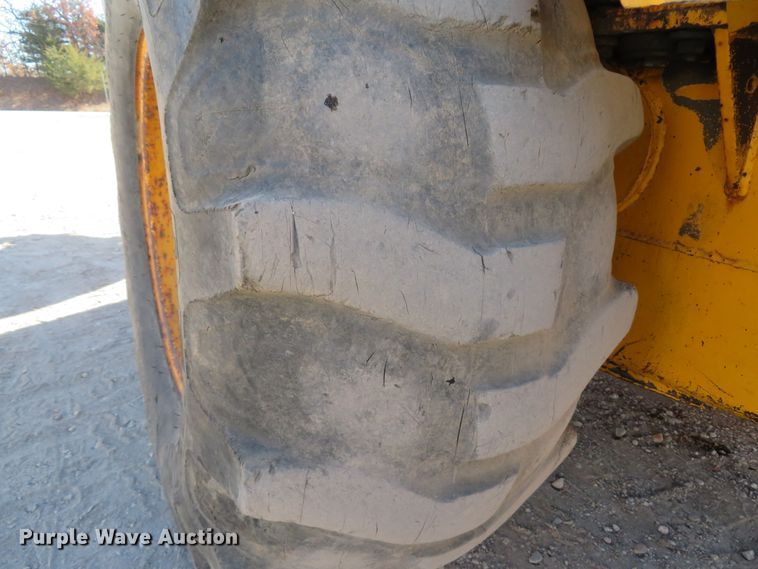 image for item FB9751 1984 John Deere 710B  backhoe