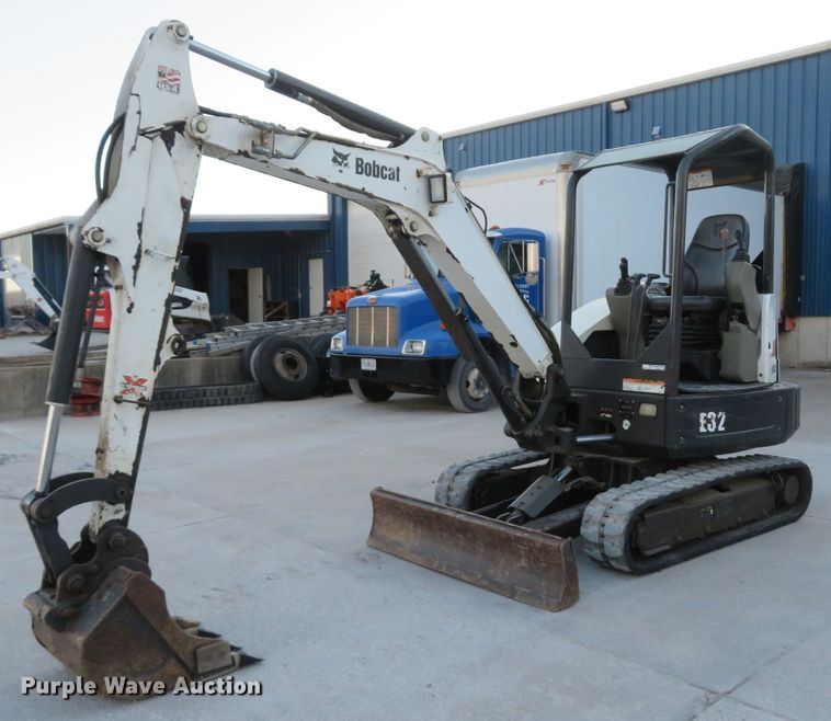 image for item FP9460 2012 Bobcat E32  mini excavator