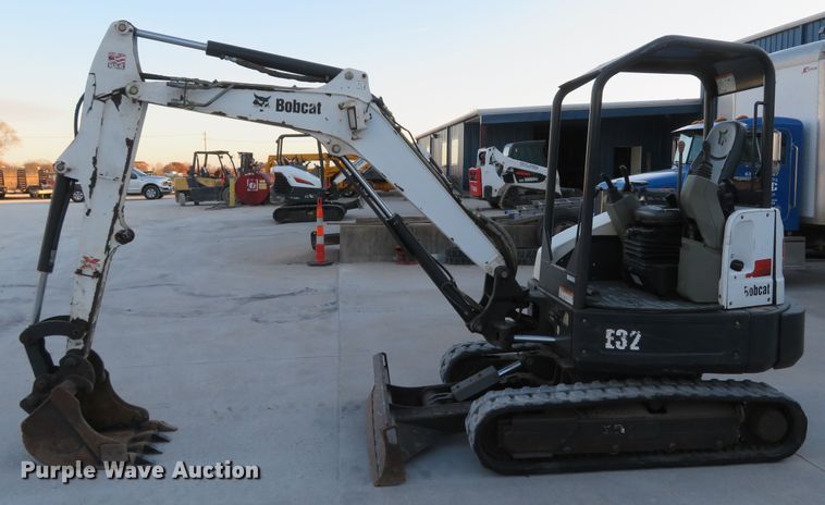 image for item FP9460 2012 Bobcat E32  mini excavator