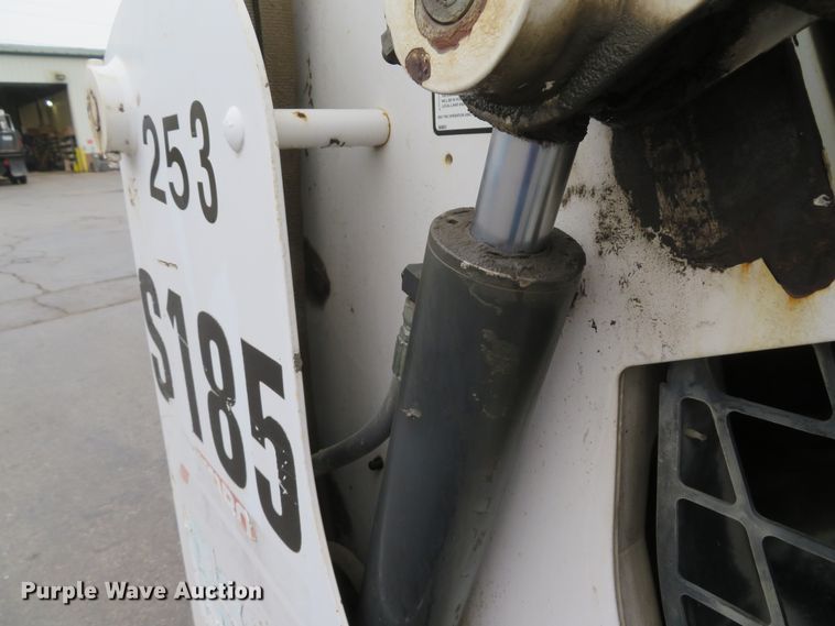 image for item FP9499 2002 Bobcat S185  skid steer loader