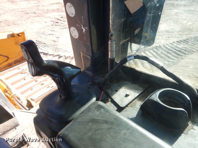 image for item HU9359 2012 John Deere 750J  dozer