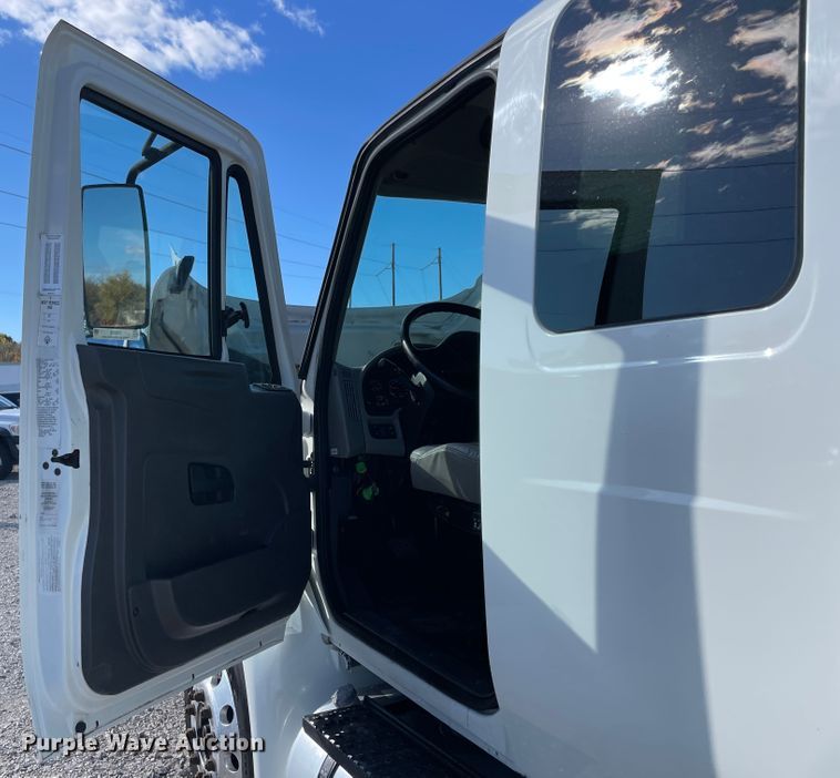 image for item ID9558 2009 International 4300  utility / service truck