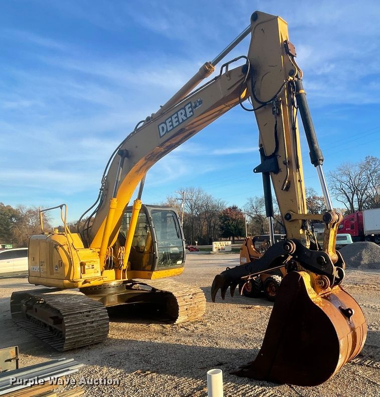 image for item ID9570 2004 John Deere 225C  excavator