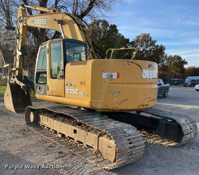 image for item ID9570 2004 John Deere 225C  excavator