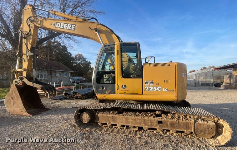 image for item ID9570 2004 John Deere 225C  excavator