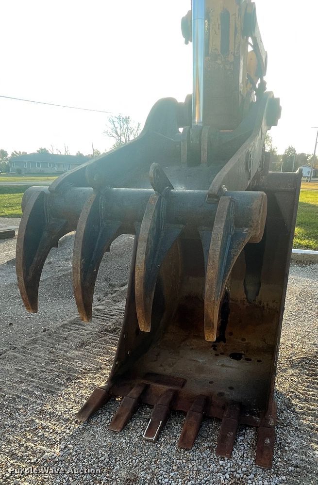 image for item ID9570 2004 John Deere 225C  excavator