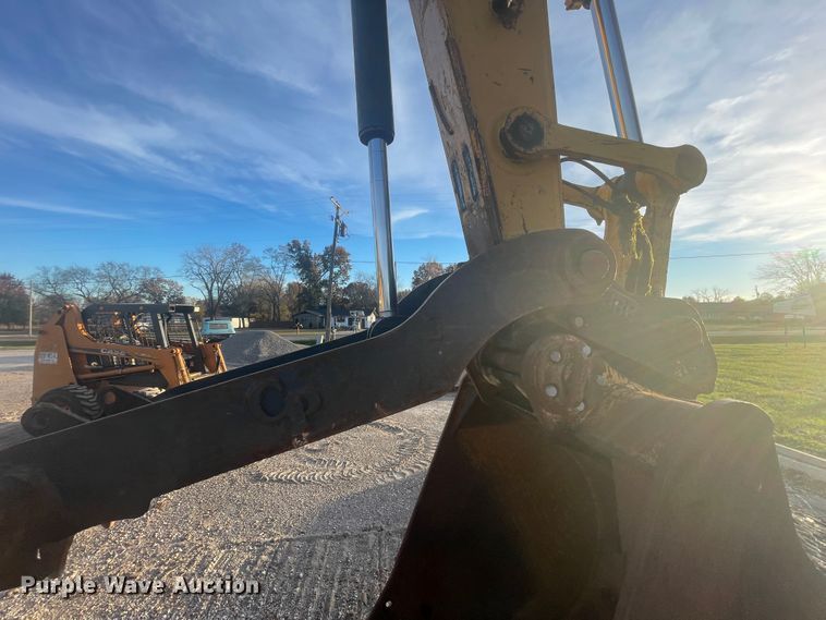 image for item ID9570 2004 John Deere 225C  excavator