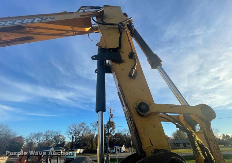 image for item ID9570 2004 John Deere 225C  excavator