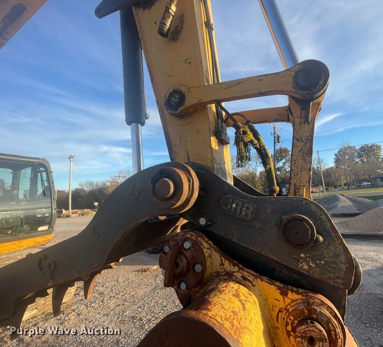 image for item ID9570 2004 John Deere 225C  excavator