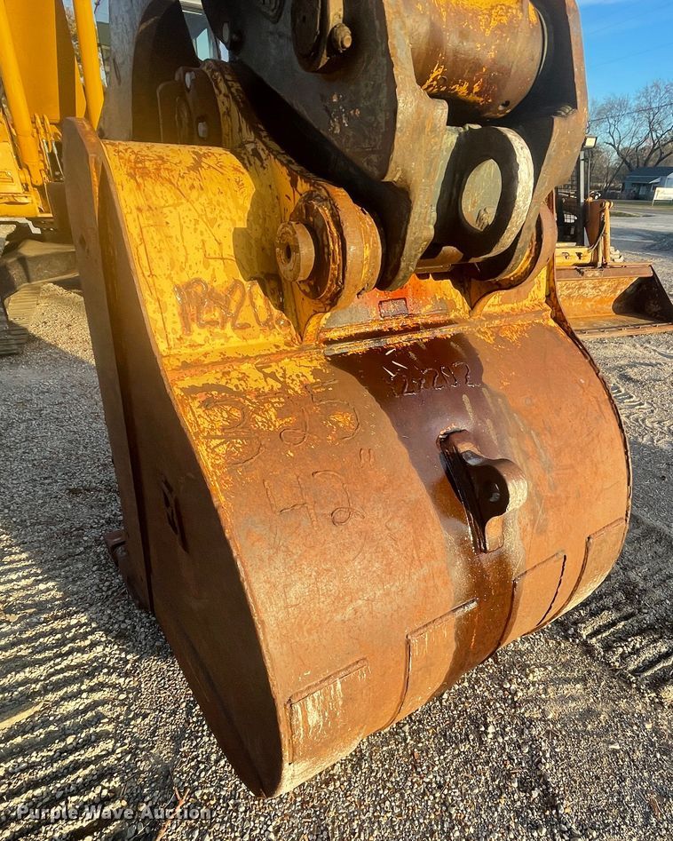 image for item ID9570 2004 John Deere 225C  excavator