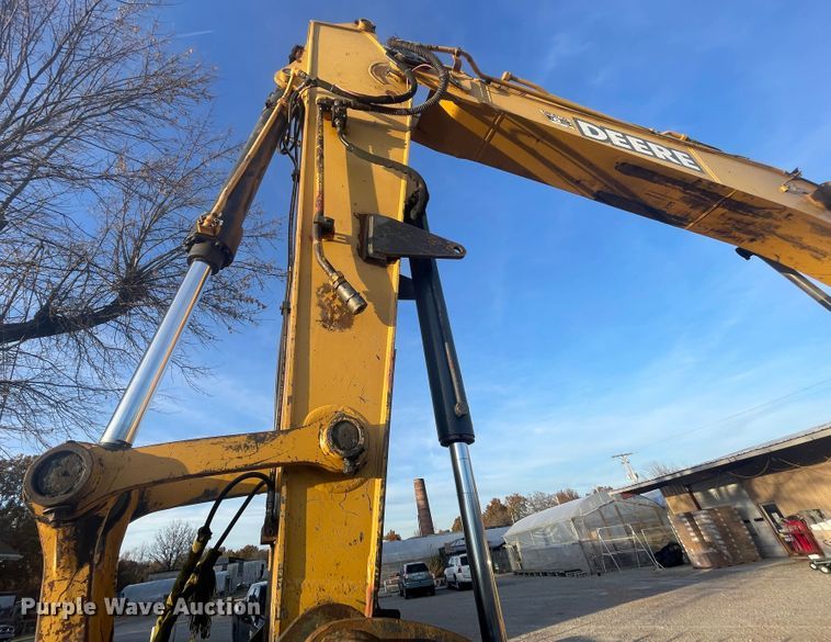 image for item ID9570 2004 John Deere 225C  excavator