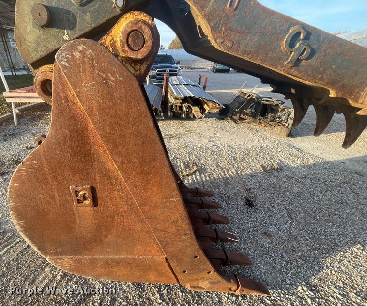 image for item ID9570 2004 John Deere 225C  excavator