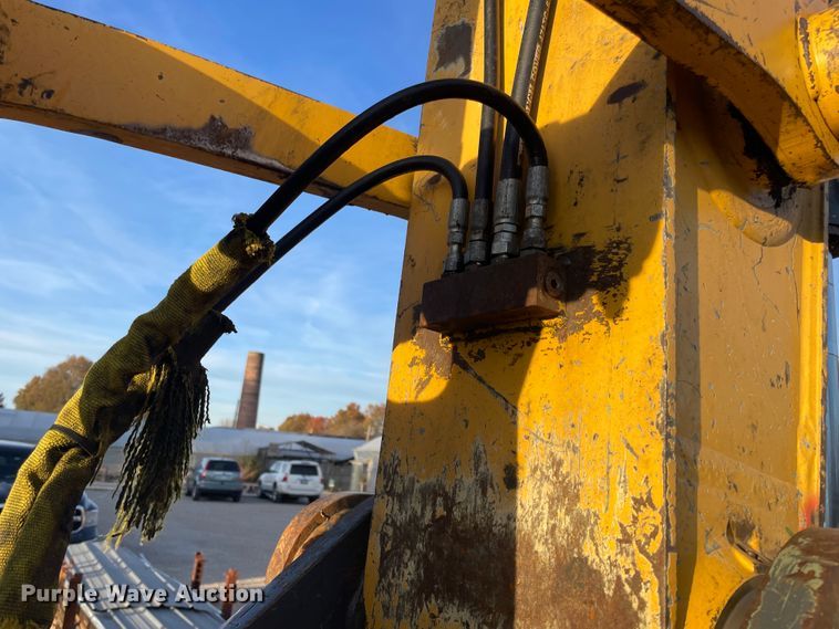 image for item ID9570 2004 John Deere 225C  excavator