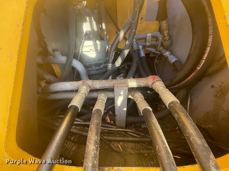 image for item ID9570 2004 John Deere 225C  excavator