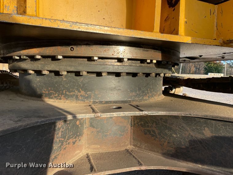 image for item ID9570 2004 John Deere 225C  excavator