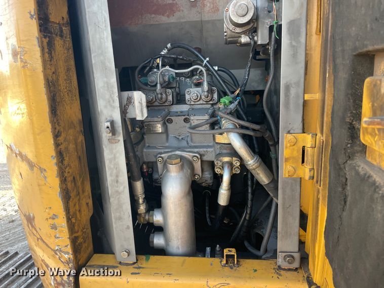 image for item ID9570 2004 John Deere 225C  excavator
