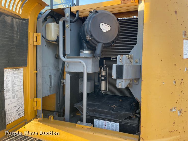 image for item ID9570 2004 John Deere 225C  excavator