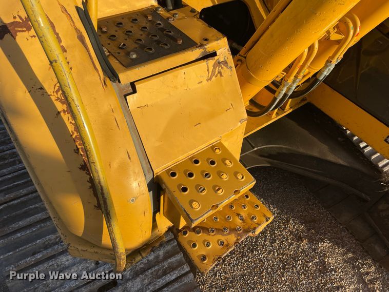 image for item ID9570 2004 John Deere 225C  excavator