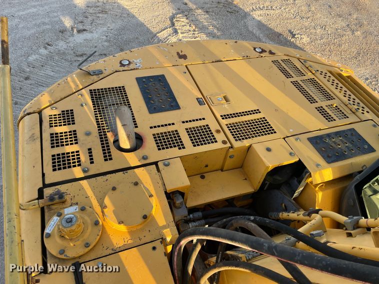 image for item ID9570 2004 John Deere 225C  excavator