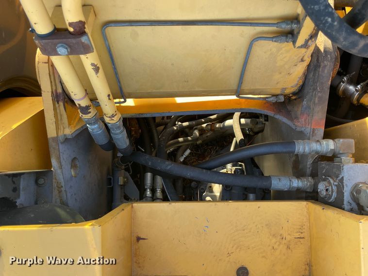 image for item ID9570 2004 John Deere 225C  excavator