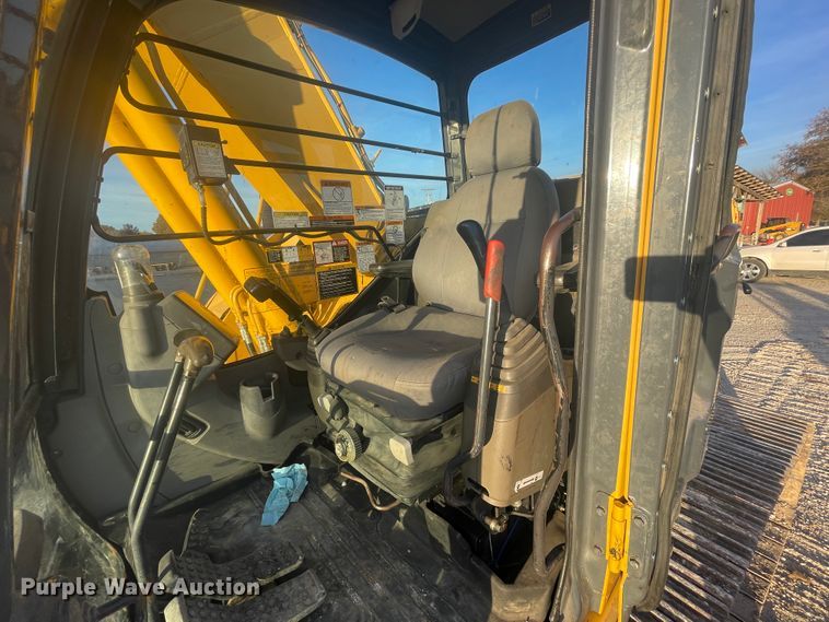 image for item ID9570 2004 John Deere 225C  excavator