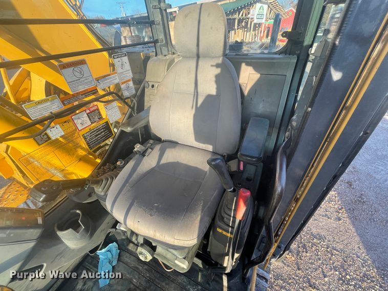 image for item ID9570 2004 John Deere 225C  excavator