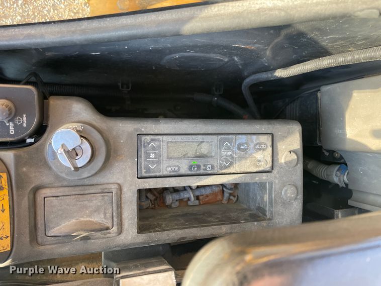 image for item ID9570 2004 John Deere 225C  excavator