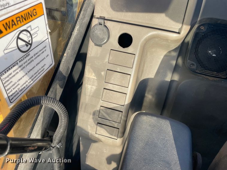 image for item ID9570 2004 John Deere 225C  excavator