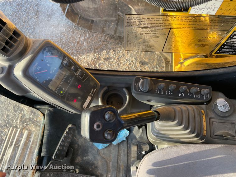 image for item ID9570 2004 John Deere 225C  excavator