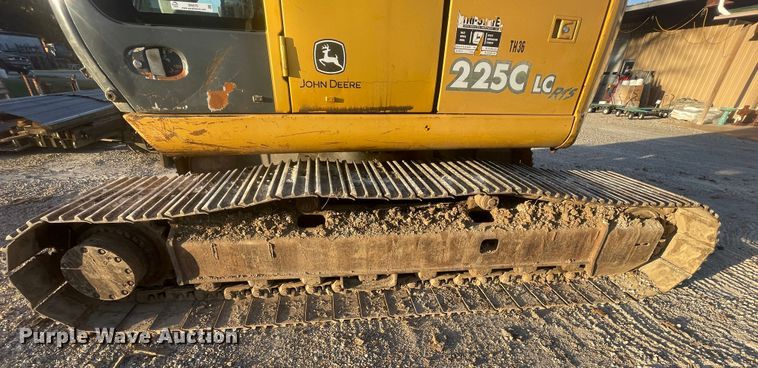 image for item ID9570 2004 John Deere 225C  excavator
