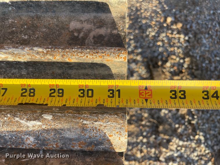 image for item ID9570 2004 John Deere 225C  excavator