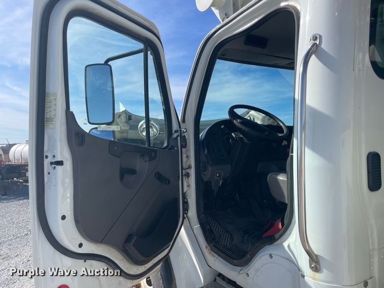 image for item ID9573 2010 Freightliner M2 106  bucket truck