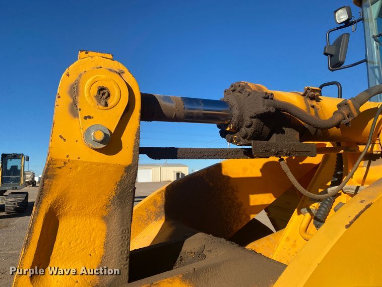 image for item IG9250 2004 Hyundai HL760-7  wheel loader