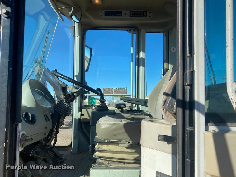 image for item IG9250 2004 Hyundai HL760-7  wheel loader