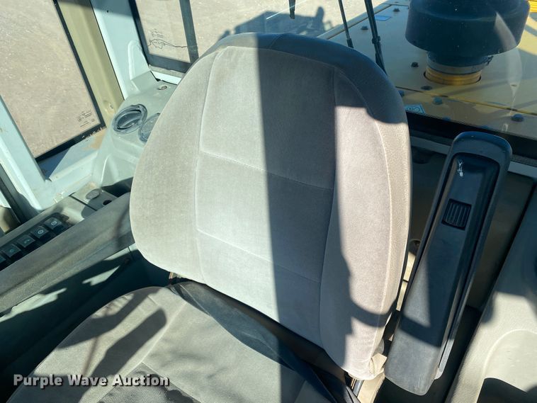 image for item IG9250 2004 Hyundai HL760-7  wheel loader