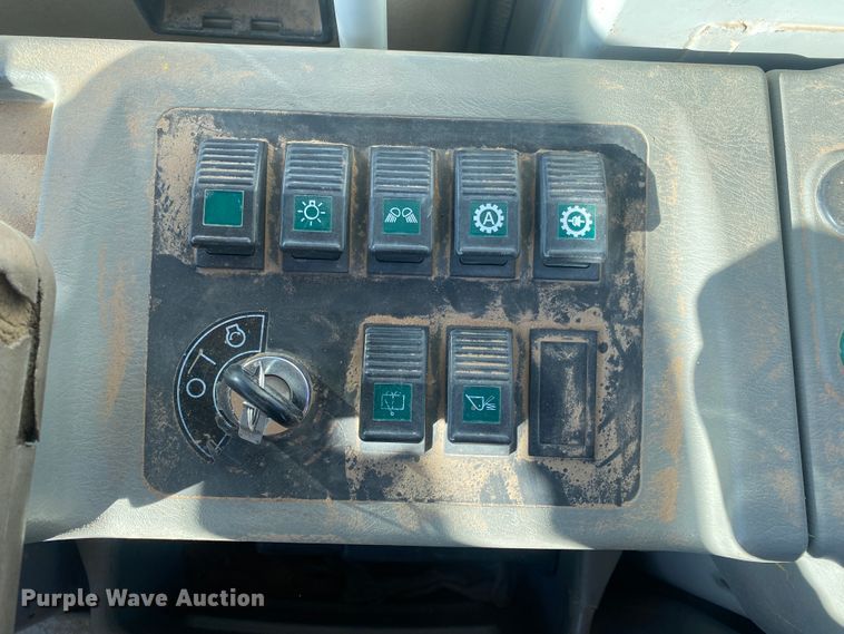 image for item IG9250 2004 Hyundai HL760-7  wheel loader