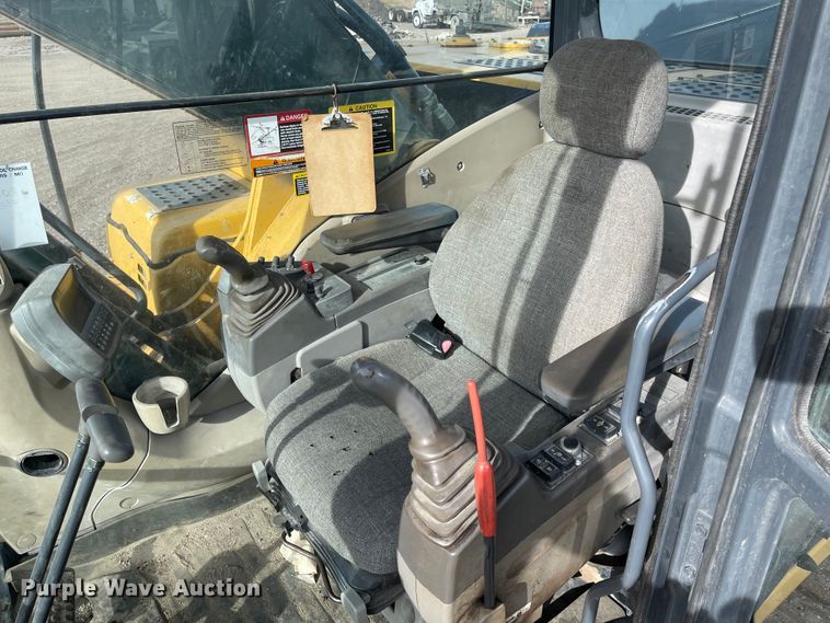 image for item IJ9500 2008 John Deere 350D LC  excavator