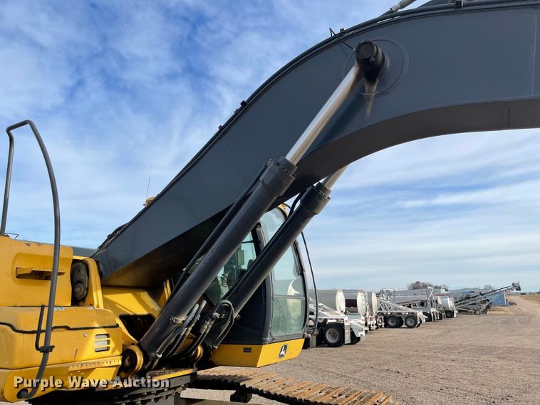 image for item IJ9500 2008 John Deere 350D LC  excavator