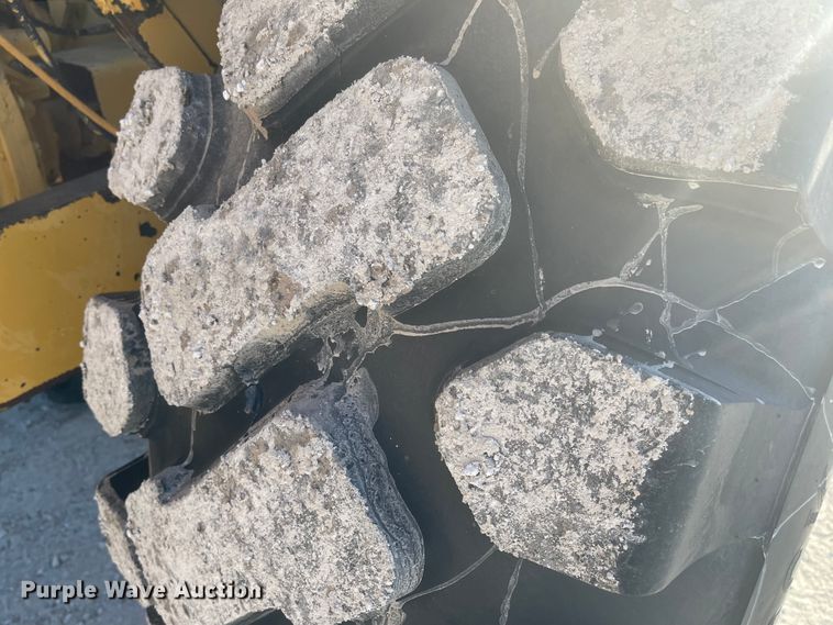 image for item IJ9517 1996 Caterpillar 613C Series II  elevating scraper