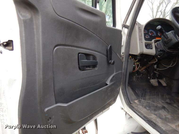 image for item IO9550 2012 International 7400  grapple truck