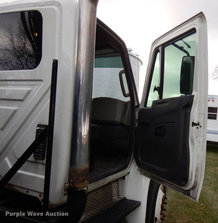 image for item IO9550 2012 International 7400  grapple truck