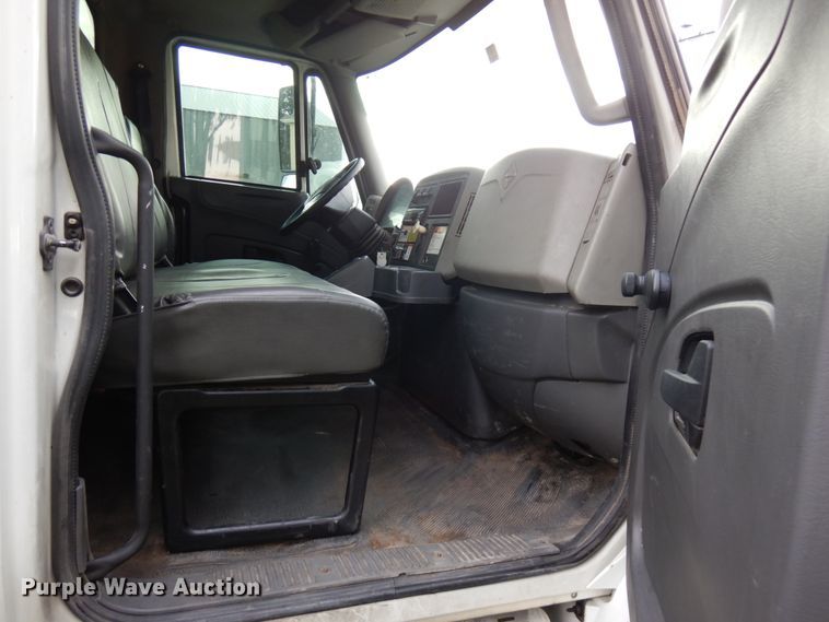 image for item IO9550 2012 International 7400  grapple truck