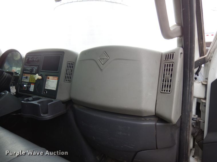 image for item IO9550 2012 International 7400  grapple truck