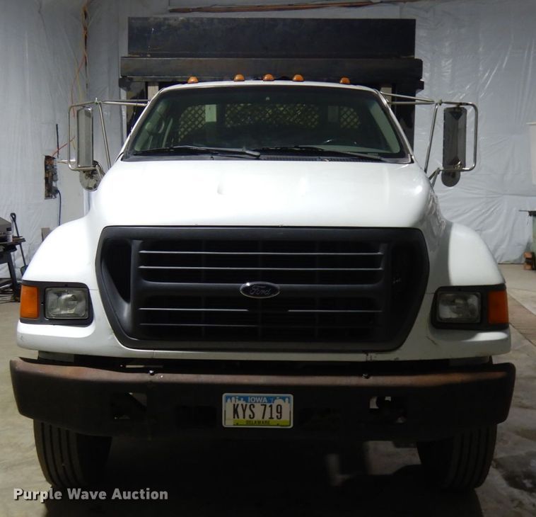 image for item IO9552 2000 Ford F650 Super Duty XL  chipper truck