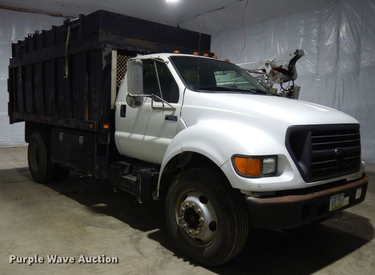 image for item IO9552 2000 Ford F650 Super Duty XL  chipper truck