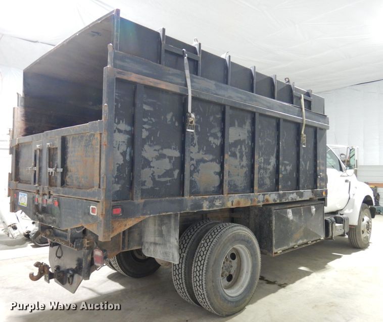 image for item IO9552 2000 Ford F650 Super Duty XL  chipper truck