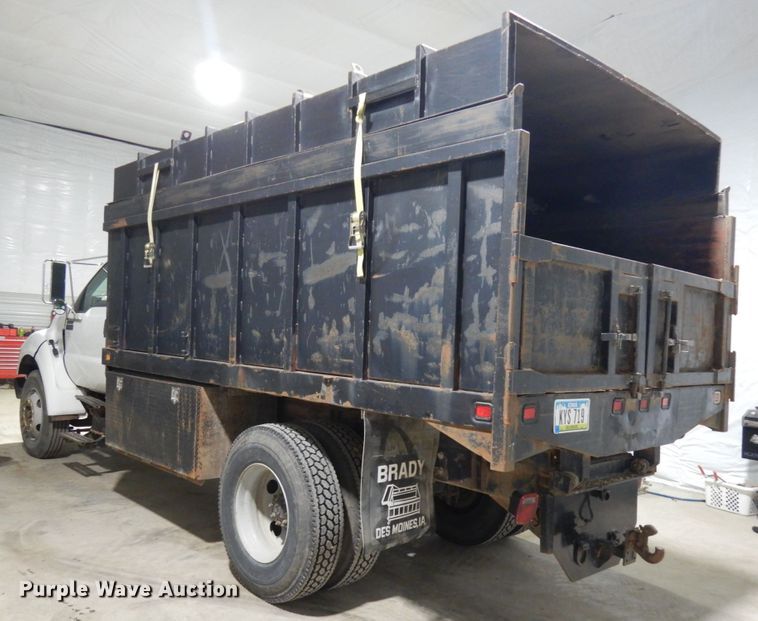 image for item IO9552 2000 Ford F650 Super Duty XL  chipper truck