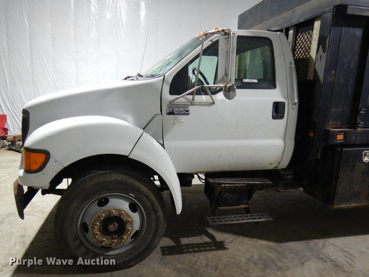 image for item IO9552 2000 Ford F650 Super Duty XL  chipper truck